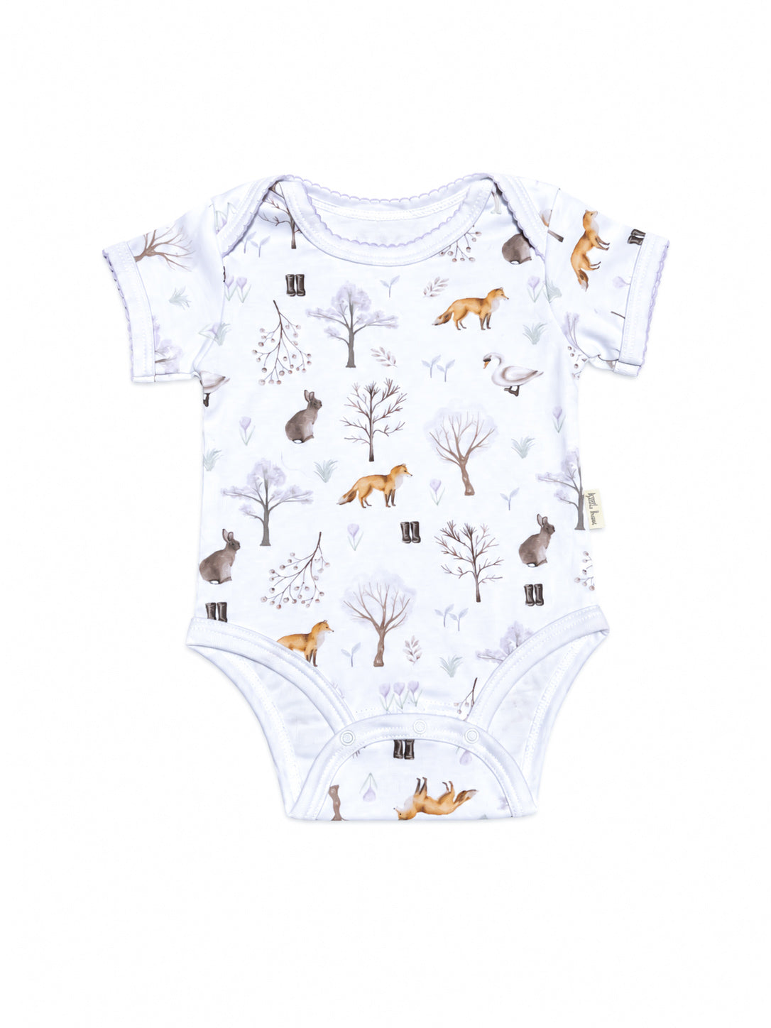 Vista frontal del body para bebé en algodón peruano premium con estampado de animales del bosque y detalle de bordado en cuello y brazos, hecho en Colombia.