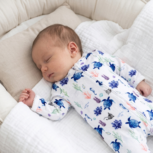 Bebe durmiendo con pijama de algodon premium peruano, hecho en Colombia, con estampado inspirado en el caribe