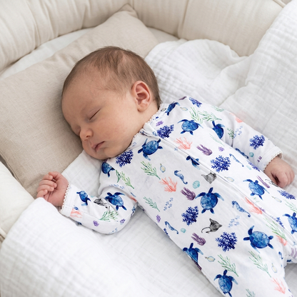 Bebe durmiendo con pijama de algodon premium peruano, hecho en Colombia, con estampado inspirado en el caribe