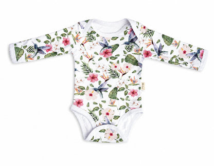 Vista frontal de body infantil 100% algodón peruano hecho en Colombia, destacando el bordado en cuello y mangas.