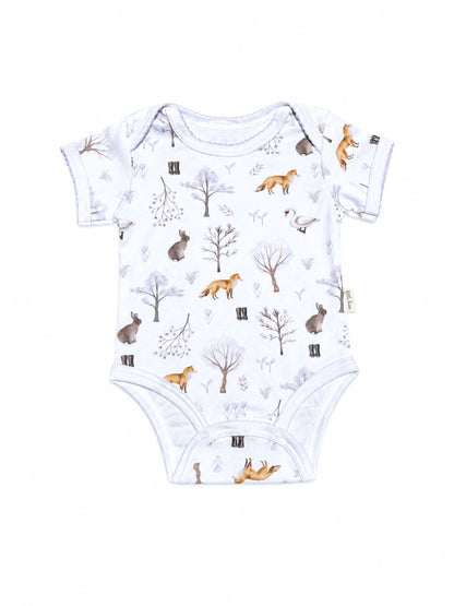 Vista frontal del body para bebé en algodón peruano premium con estampado de animales del bosque y detalle de bordado en cuello y brazos, hecho en Colombia.